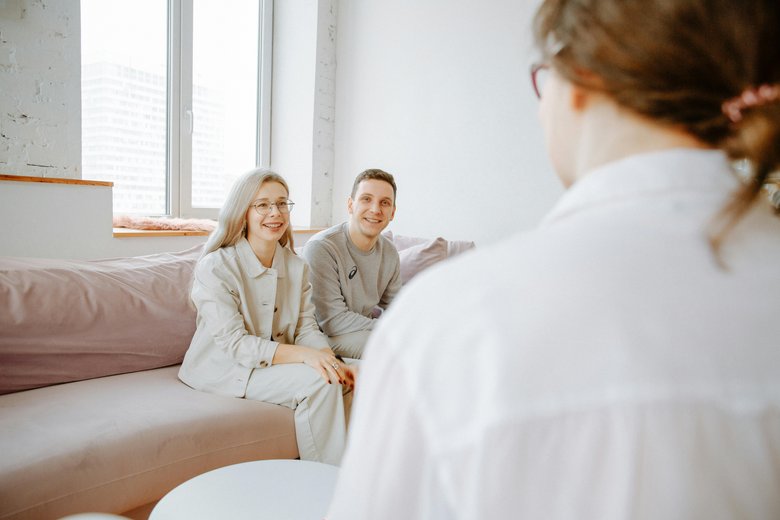 Une personne est assise en face de deux personnes