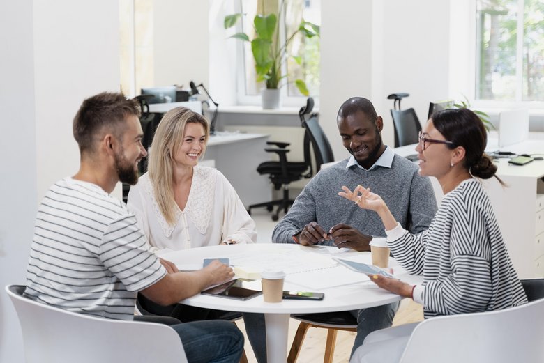 Groupe de personnes assis autour d'une table
