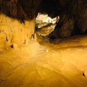 Dans les grottes