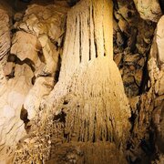 Dans les grottes
