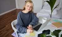 Une jeune fille est assise à côté de son bureau