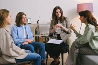 Groupe de personnes en train de discuter